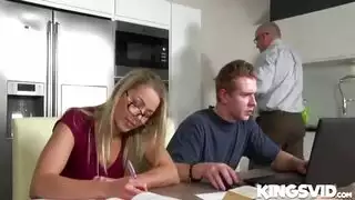 عاهرة خائنة تستمني لمشهد جنسي عرقي قوي