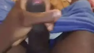 الرجل الأسود المثير يأخذ قضيب صديقه المفضل بعمق