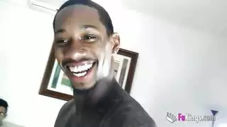 ابتسامة مونيكا الكبيرة وهي تأخذ قضيبين أسودين في ثلاثية