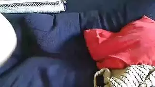 فتاة صغيرة سمراء جميلة تكشف ثدييها وفرجها الموشومين