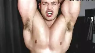 قضيبان يملآن فتحات رجل وسيم