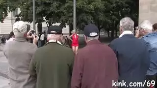 مراهق مثار لا يتوقف عن تقديم خدمة الحلق العميق مجانًا