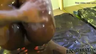 فتاة ذات طيز كبيرة تتعرض لحفر في كسها، تئن بصوت عالٍ، ثم تتعرض لاختراق شرجي وحشي