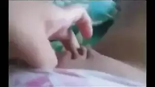 فتاة سيئة تحصل على مهبلها الضيق مُدَقّ بقوة