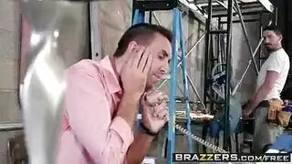  المراهقة السمراء ميشا بروكس تشتهي، تخلع ملابسها، وتضاجع نفسها بالعُدَد