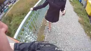 فرج كيلي ديفاين الأشقر يمسك قضيبًا اصطناعيًا كبيرًا قبل قذف ساخن في الحلق