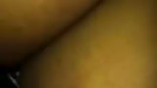 لعب مؤخرة خلسة: فرك انتصابي على مؤخرتها النائمة حتى أنفجر