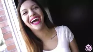 سمراء بحذاء أحمر تدخل فرجها المبلل على الكرسي