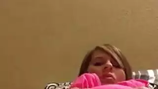 سمنة بيضاء بالنظارات في مزاج للقيام بالكثير من العمل ، حتى تحصل على وجه