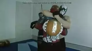 مشهد هيمنة مثلي الجنس المثيرة تنتهي بقذف على المؤخرة