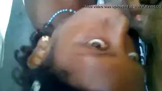 مص قضيب في محطة الحافلة: بلع وقذف على الأرض