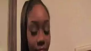 قذف سائل النشوة من الفستان الأبيض وحمام وجهي مع فيبراتور