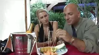 من الرغوة إلى الفحل: كيشا جراي تُنهب من قبل شريك جديد متوحش