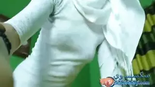 عرض كاميرا خاص: فتاة عربية ممتلئة الجسم تفتح ساقيها على مصراعيهما