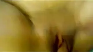 مصرية محجبة تنتاك وتلعب في بزازها