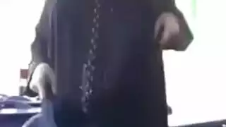 مراهقة وحيدة تلعب بفرجها المبلل وتئن بصوت عال عند النشوة