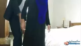 فتاة بالوشاح الأزرق تأخذ قضيبًا وحشيًا في كل الفتحات وقذفًا على الوجه