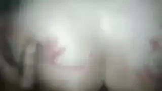 يمسكها بقوة ويدقها بعمق حتى تعوي