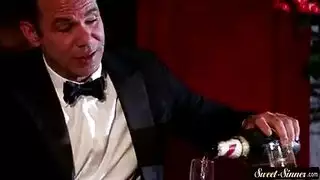 احتفال الجنس ليلة الزفاف: كوغار خبيرة تطلب جنساً قاسياً