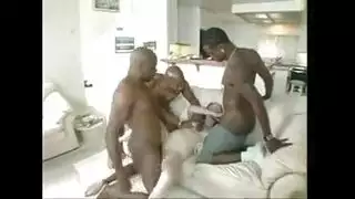 كلبة بيضاء حامل تحصل على قشدة جماعية سوداء
