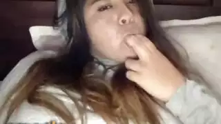 شريط نكاح جزائري viral: حبيبة عارية تكشف عن كسها الوردي