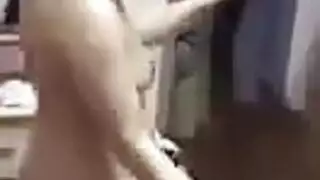 راقصة قذرة تتعرى لجعل قضيبك يقف، يا أحمد