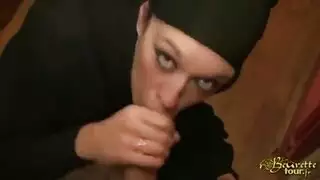 محجبة تأخذ زبرين في مشهد جماعي عنيف