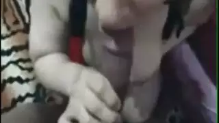 فتاة مصرية ممتلئة في مشهد مص صريح – إباحي مكشوف