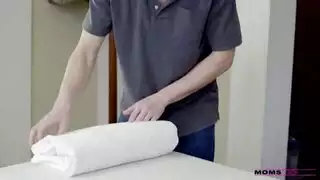 مساج عدواني يتناوب على امرأتين مستعدتين