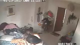 كاميرا تجسس مخفية: نظارات مصقولة تكشف مشاهد إباحية