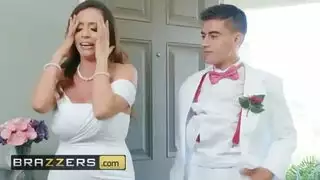 أم العروس الناضجة تمارس جنسًا صريحًا مع العريس