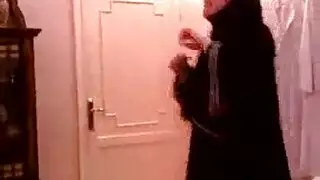 زوجة عربية تخلع ملابسها وتركب زوجها بعد رقص مثير