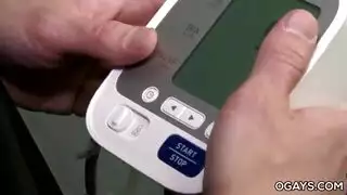 المريض الشاذ يحتاج إلى زب الطبيب في طيزه