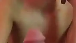 مراهقة تبلع سائل رجل ناضج من قضيبه الكبير