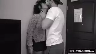 مدمنة على نيك الطيز ومص الزب قبل ممارسة جنس قاسي