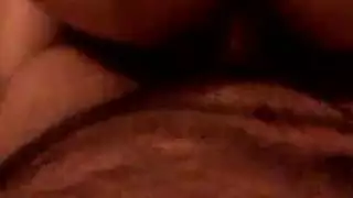 صديقة تساعد فتاة خجولة على تجربة اختراق شرجي مكثف