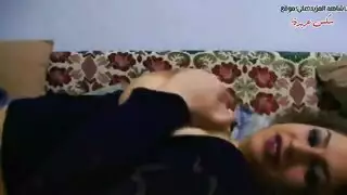 مشهد إباحي عنيف: مراهقة مصرية تئن وهي تفرك مهبلها وثدييها