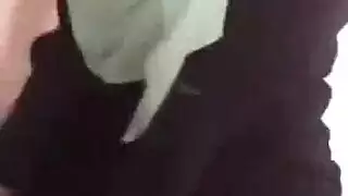 جلسة خاصة في الشقة: خاضعة محجبة وسيدها القاسي