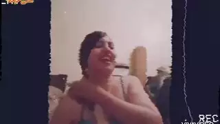 هواية مثارة تتباهى بصدرها الكبير العاري في غرفة النوم