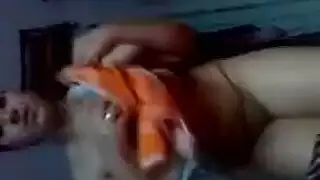 إباحية حمام ساخنة: فتاة عربية تضع إصبعها في فرجها الضيق عزف منفرد