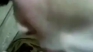 ربة منزل شهوانية تمص وتبتلع في فيلم سري