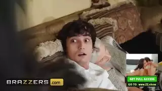 عاهرة ناضجة تتعرض لهدم مهبلها الرطب من قبل فحل شاب