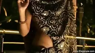 إباحية هندية: نجمات يئنّ بينما تُصفع مؤخراتهن البنية الناعمة