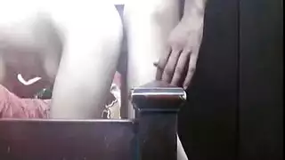 قضيب أسمر أحمر الرأس يقف منتصباً لفمٍ رطب