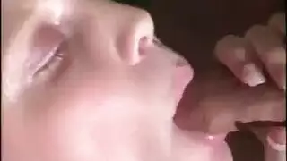 ملكة المص تمص قضيبي المنتصب بعمق في حلقها