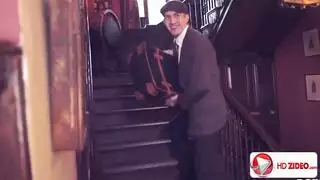 شابان يتشاركان عاهرة بمؤخرة كبيرة في جلسة نيك مثلثية صعبة