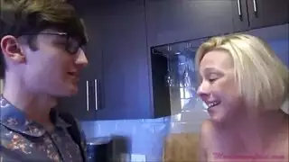 زوجة الأب تقتنع بابن زوجها للقيام بمص عميق وشرجي