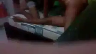 إباحية ناضجة: أزواج ذوو خبرة في علاقات ثلاثية صريحة