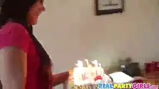 عيد ميلاد نجمة البورنو يتحول إلى حفلة شرجية وكس جامحة