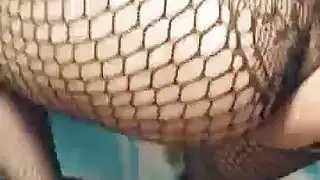 سكس ام و ولدها ام لابسه قميص نوم احمر و تدخل علا ولدها وهو يجلخ